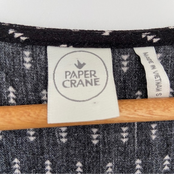 PAPER CRANE BLACK AND WHITE 100% RAYON VNECK TOP/BLOUSE WITH GATHERED PEPLUM, S - Picture 6 of 11